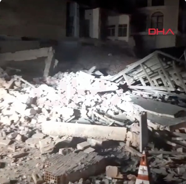 Balıkesir Sındırgı'da meydana gelen depremin ardından Balıkesir'den ilk görüntüler geldi.