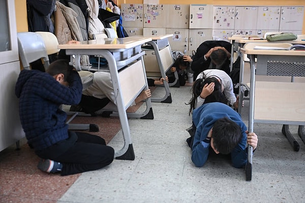 Merkez üssü Sındırgı olan 6.1 büyüklüğündeki depremin ardından Balıkesir Valiliği eğitime 1 gün süreyle ara verildiğini duyurdu.