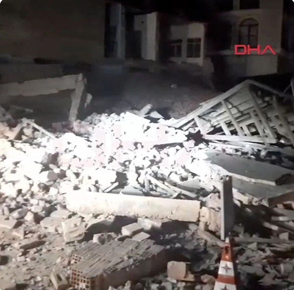 Balıkesir'de meydana gelen 6.1'lik depremin ardından yıkımlar yaşandı.