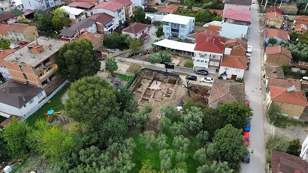 Uzmanlar, bu alanın İznik kraliçesi Nicea'ya ait bir sarayın girişi olabileceğini düşünüyor.
