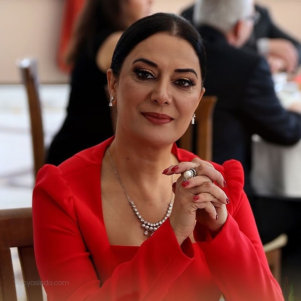 Fatmagül'ün Suçu Ne, Kırgın Çiçekler, Babil, Alev Alev ve Üç Kız Kardeş dizilerinde rol alan ünlü oyuncu Veda Yurtsever, şimdilerde Halef: Köklerin Çağrısı'nda rol alıyor.