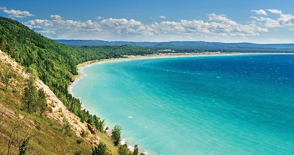 Michigan Gölü kıyısında yer alan Sleeping Bear Dunes Ulusal Sahili, yaklaşık 56 kilometre boyunca uzanan etkileyici bir kıyı hattına sahip.