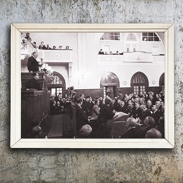 1. Cumhurbaşkanı Mustafa Kemal Atatürk, TBMM kürsüsünde konuşurken.