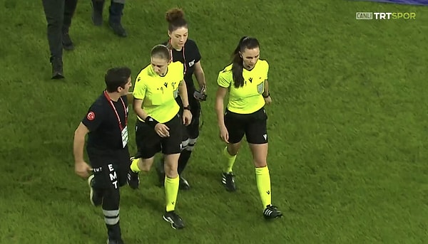 Hakem ilk müdahalenin ardından kısa sürede ayağa kalktı.