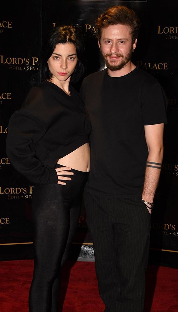 Bir dönem Merve Boluğur’la yaptığı kısa süreli evlilikle magazin gündemine bomba gibi düşen DJ Mert Aydın, yeniden nikah masasına oturdu.