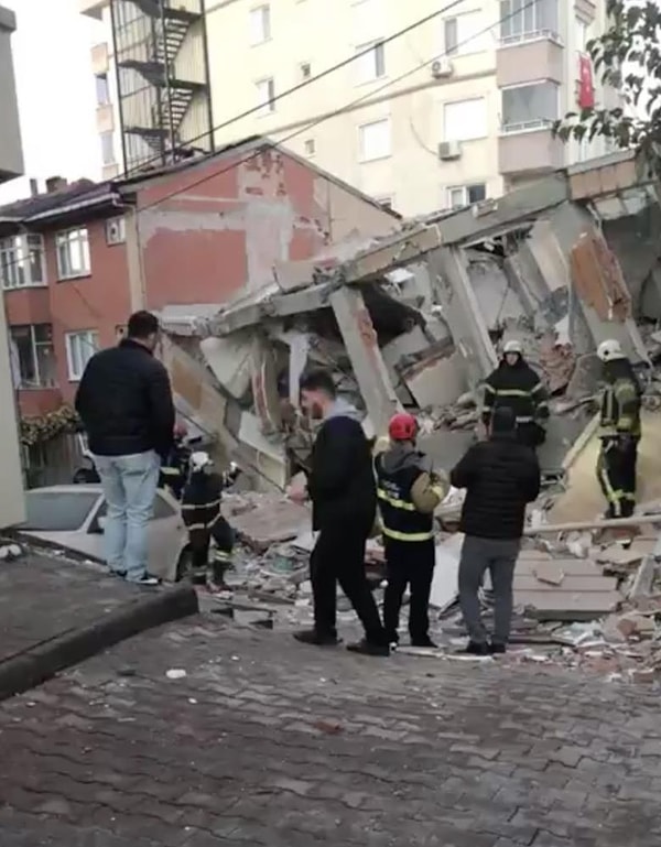 Gebze Güzeller mahalleside çöken binanın enkazında 7 kişinin olduğu tahmin ediliyor.