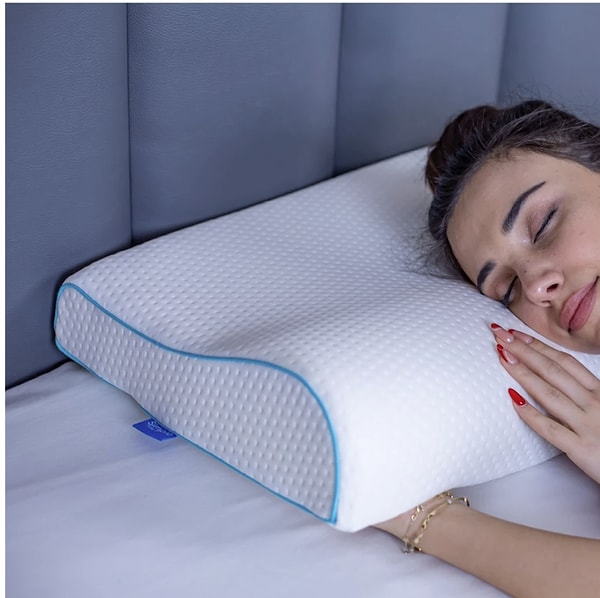 Bugün Hepsiburada’da indirime giren Simple The Pillow boyun destekli visco yastık, rahat bir uyku çekmek isteyenler için tam bir kurtarıcı.
