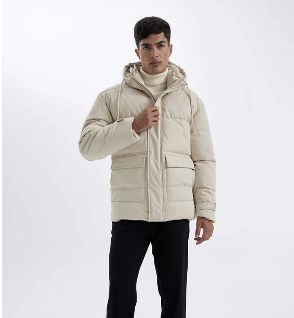 Her kombine kolayca uyum sağlayan zamansız rengiyle Slim Fit Kışlık Şişme Mont, kış gardırobunun kurtarıcı parçalarından biri olmaya aday.