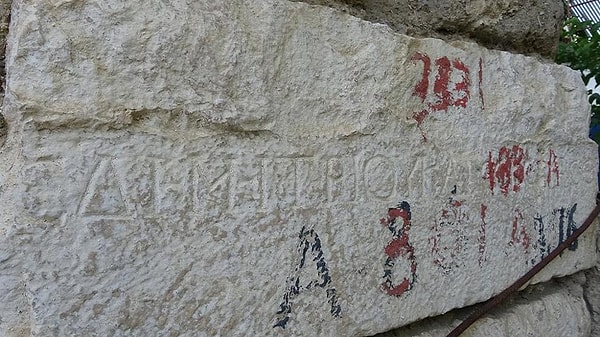 1950'lerde evlerini yapmak üzere Yarışlı Köyü yakınlarındaki Takina Antik Kenti bölgesinden at arabalarıyla taş getiren köylüler yanlarında büyük bir sır taşıdıklarını bilmiyordu.