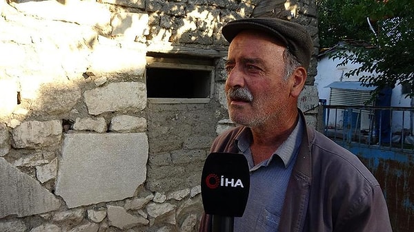Evin yapılış hikayesini ve taşların keşfini anlatan 65 yaşındaki Ferhat Ağıl, taşların kayınpederi tarafından getirildiğini söylüyor.