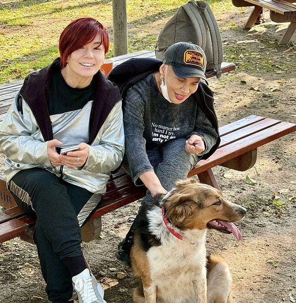 Sezen Aksu hakkındaki tüm yeni gelişmeleri bizlere aktaran yakın dostu Emel Müftüoğlu, geçtiğimiz saatlerde Sezen Aksu'yla yeni bir pozunu paylaştı.