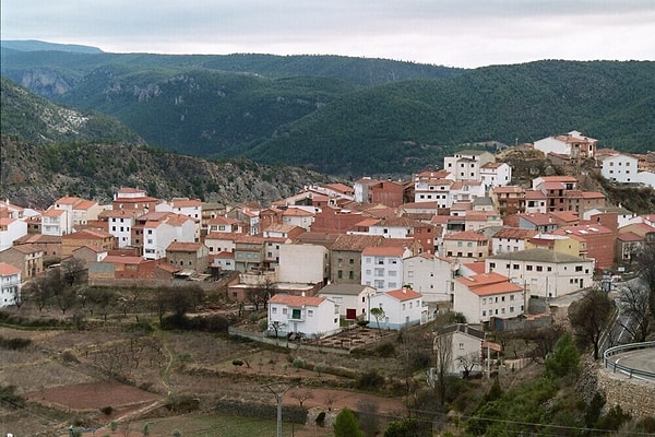 200 nüfusa sahip belediyenin başkanı yardım çağrısında bulundu; nüfus azlığından yakındı.