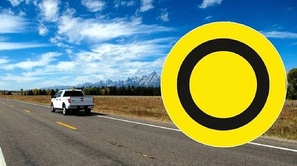 Sosyal medyada yayılan bir trafik levhasını görenler ne olduğunu merak ediyor.