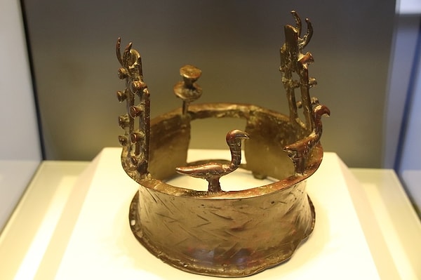 1961’de, Ölü Deniz yakınlarındaki Nahal Mishmar Mağarası’nda yapılan kazılarda, insanlık tarihinin bilinen en eski tacı ortaya çıkarıldı.