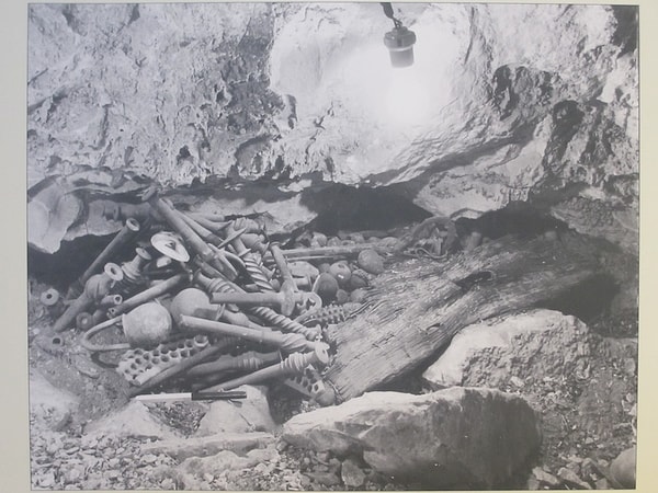 Arkeolog Pessah Bar-Adon’un keşfettiği bu eserler, keten bezlere sarılı halde mağaranın derinliklerine gizlenmişti.