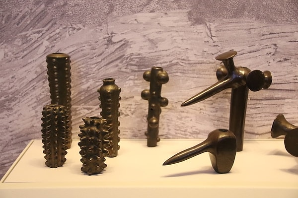 Koleksiyonda, baltalardan tören silahlarına, bakır kaplardan takılara kadar 442 parça yer alıyor.