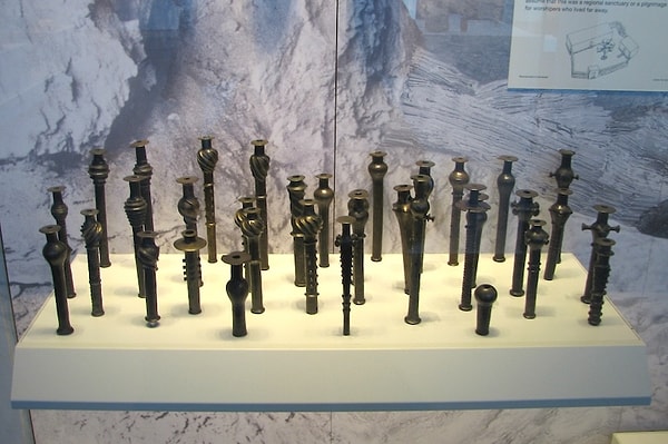 En dikkat çekici parça ise kuş ve boynuzlu hayvan motifleriyle süslü, tek parça bakırdan yapılmış silindirik taç.