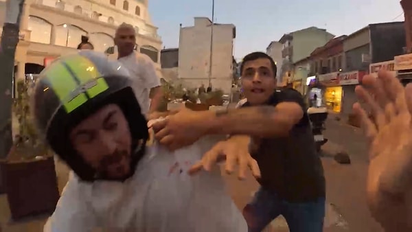 Turisti takip edip darbettiler.