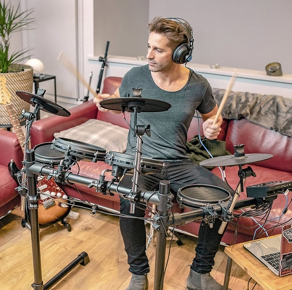 Alesis Turbo Mesh Kit, sessiz ama gerçekçi bir çalma deneyimi sunan file pad’leriyle elektronik davul arayanların favorisi.