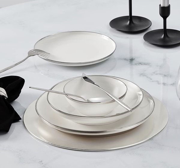 Yemek takımını yenilemek isteyenler için Karaca 24 Parça 6 Kişilik Yemek Takımı, zarif platin detaylarıyla sofralara modern bir dokunuş katıyor.