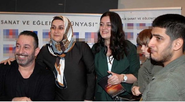 Cem Yılmaz ile Reynmen arasında anne tarafından bir bağ olduğu ortaya çıkmış, Reynmen yıllar önce “annemin kuzeni” diyerek bu akrabalığı doğrulamıştı.