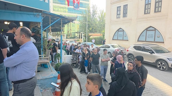 Şanlıurfa’da 29 yıldır balıkçılık yapan Cemal Yener, Karadeniz’den özel olarak getirdiği 5 ton taze hamsiyi, “vatandaş sofrada balık yesin” diyerek kilosunu 35 TL’den satışa sundu.
