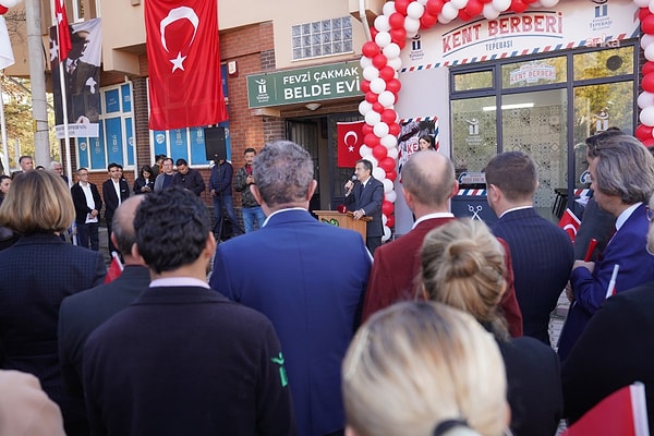 Eskişehir Tepebaşı Belediyesi, sosyal belediyeciliğe yeni bir halka ekleyerek Türkiye’nin ilk “Kent Berberi” projesini hayata geçirdi.