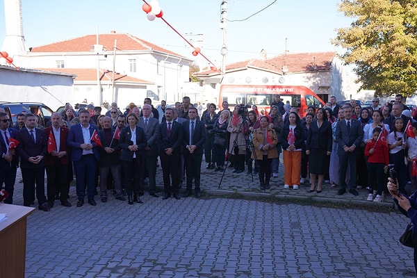 CHP Genel Başkan Yardımcısı Gökan Zeybek ise, “İlklerin şehri Eskişehir yine öncülük yapıyor. Bu örnek projeler kısa sürede tüm Türkiye’ye yayılacak” ifadelerini kullandı.