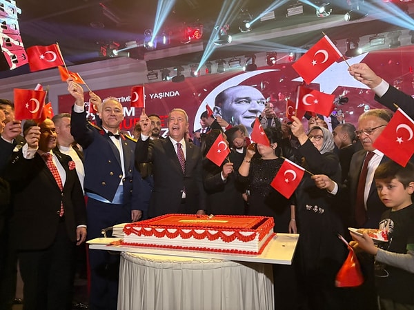 Resepsiyona katılan Akar'ın pasta kestiği görüntüler ise kutlamanın önüne geçti.