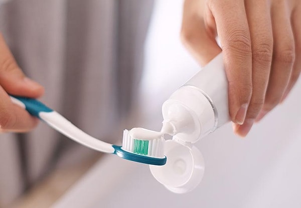 8. Diş macununu fırçaya böyle sürmemelisin.