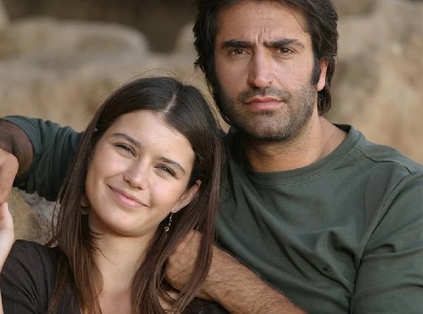 Beren Saat’in kariyerindeki ilk başrolü olan Aşka Sürgün dizisi, o dönemlerin en popüler işlerinden olmuştu.