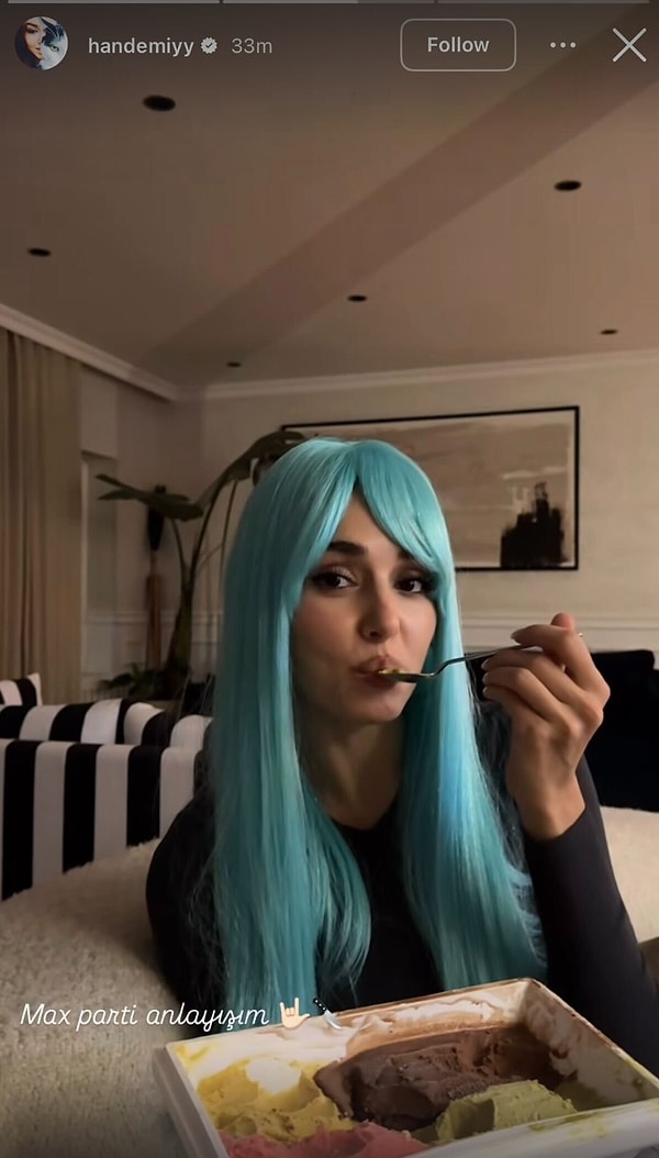 Hande Erçel, die dieses Jahr Halloween mit einem Post über eine blaue Perücke auf ihrem Social-Media-Account einläutete, schaute sich die neue Folge von Aşk ve Gözyaşı zu Hause an.