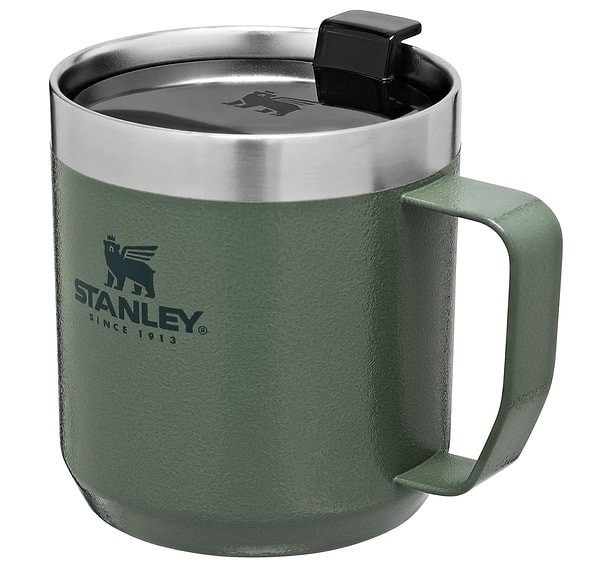 Stanley Classic Legendary Camp Mug, yeşilin en efsane tonu Hammertone Green rengiyle hem nostaljik hem de son derece sağlam bir görünüm sunuyor.