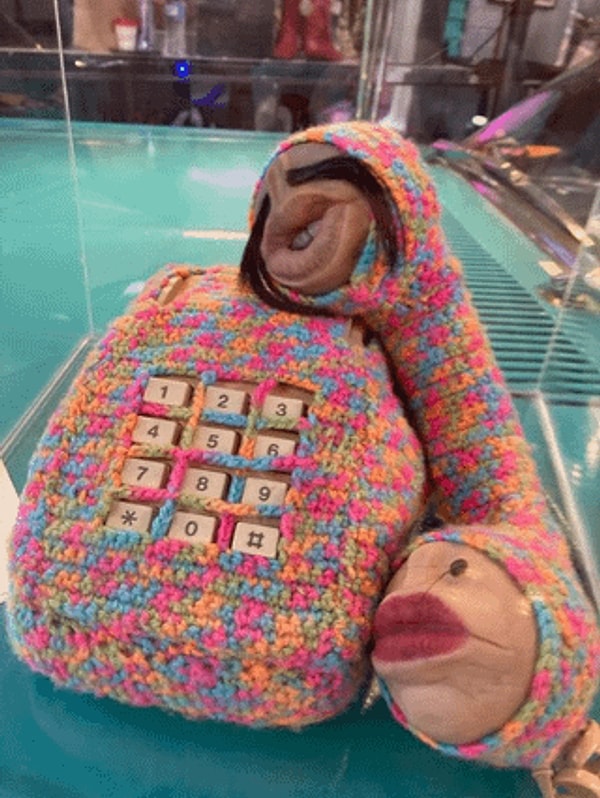 13. Telefonların başına gelen de kimsenin başına gelmedi yani!