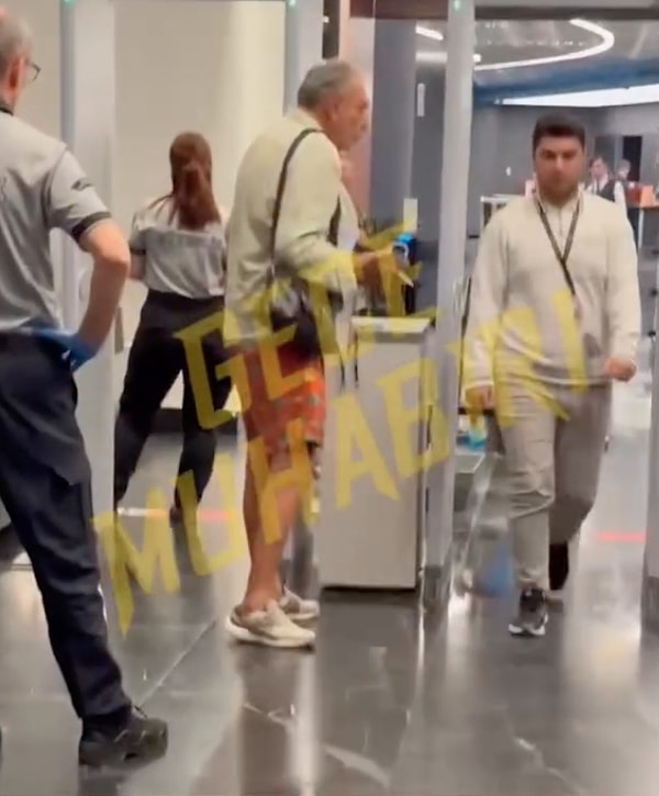 Sosyal medyaya düşen görüntülerde Reha Muhtar’ın havalimanında uçağını kaçırdığı, güvenlik noktasında telefonu elindeyken X-ray’den geçmek isteyince görevlilerle tartıştığı iddia edildi.