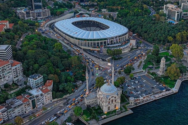 Stadyuma koreografi için gelen taraftarların çatıştığı iddia edildi.