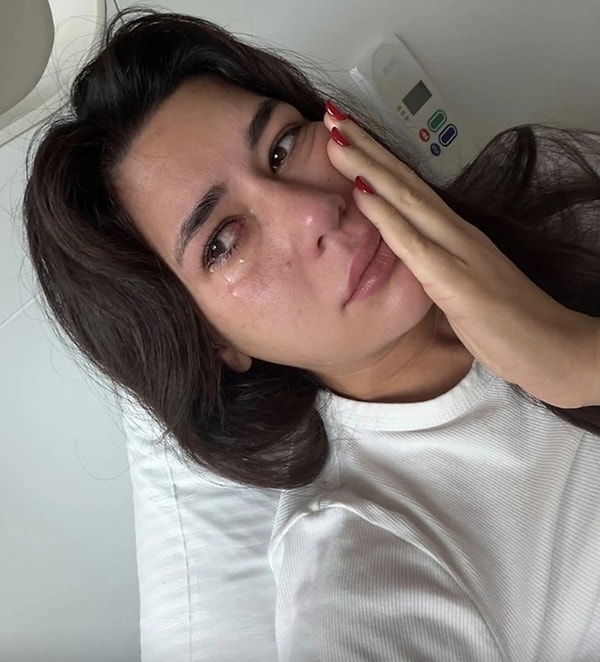 Sosyal medyadan tanıdığımız Sibil Çetinkaya bu kez takipçilerini üzdü. Günlerdir hastanede yatan fenomen, yükselen ateş ve halsizlik şikayetleriyle gittiği hastaneden paylaşımlarına devam ediyor.