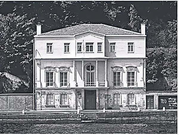 Tarabya'daki yalı 1868'de Nikola İsveçin tarafından 400 bin kuruşa satın alınmış.