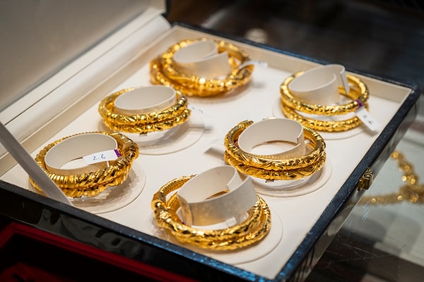 The decision China has made regarding the purchase and sale of gold is of significant interest to gold investors.