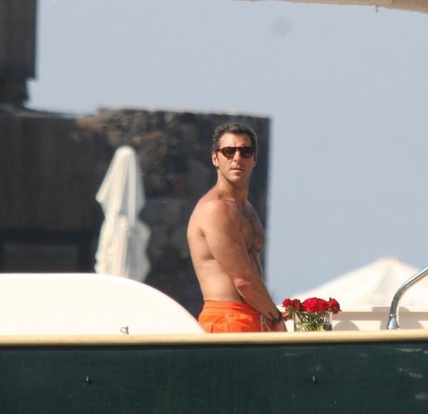 Kulislerde dolaşan iddialara göre Dinçkök, ilişki döneminin hemen sonrasında erkeklerde doğum kontrol yöntemi olarak bilinen vazektomi (sperm kanallarının bağlanması) ameliyatı geçirdi.