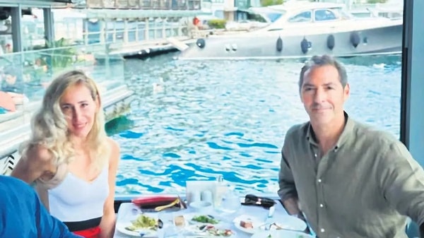 Sosyetenin tanınan isimlerinden 54 yaşındaki iş insanı Raif Dinçkök, geçtiğimiz yıl kısa süreli bir ilişki yaşadığı ressam Sevinç Yıldız’la olan birlikteliğini sonlandırmıştı.