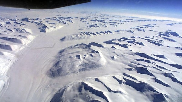 Woods Hole Okyanus Enstitüsü’nden Dr. Sarah Shackleton ve ekibi, Antarktika’nın Allan Hills bölgesinde 6 milyon yıl öncesine ait buz örnekleri buldu.
