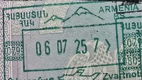 Ermenistan'da hükümetin 11 Eylül'de aldığı karar kapsamında ülkeye giriş çıkışlarda kullanılan pasaport damgalarındaki değişiklik bugün itibarıyla yürürlüğe girdi.