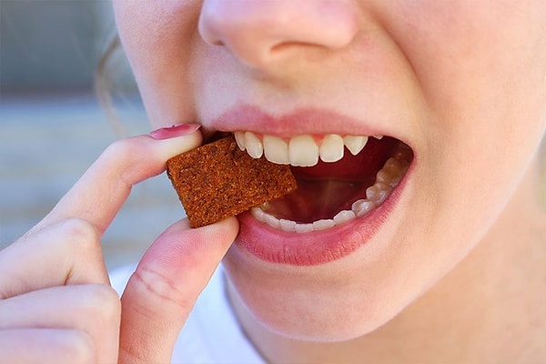 5. Dişlerinizi zarar vermemek için sert yiyeceklerden kaçının.