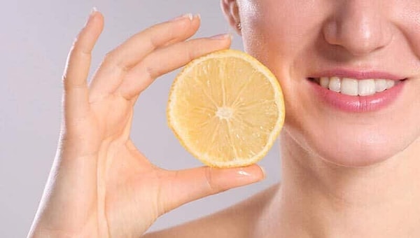 2. “Limon suyu veya sirke dişleri parlatır.”