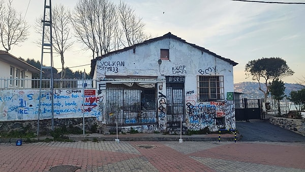 Dizi bitmesine rağmen bir dönem pek çok diziseverin adeta bir müze gibi gezdiği Erdal Bakkal'ın dükkanının son hali ise böyle görüntülendi.
