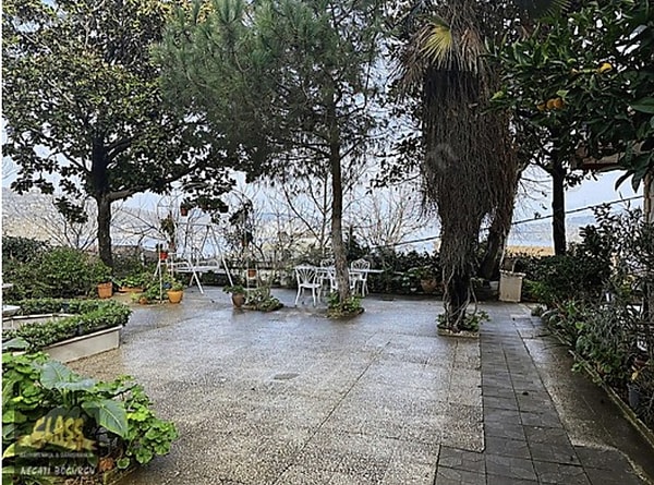 350'si net olmak üzere 866 metre kare olduğu ilanda yazıldı.