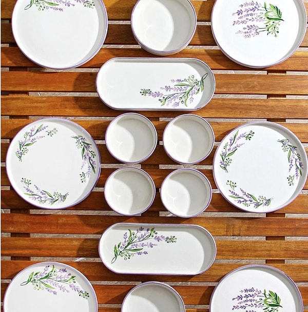 Bugün Hepsiburada’da indirime giren Kitchen Life Stackable Lavanta Kahvaltı Takımı, kahvaltı sofralarına hem renk hem de düzen katıyor.