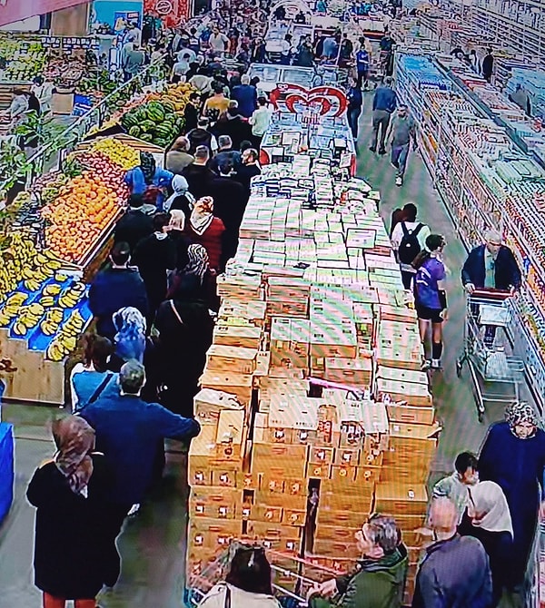 Hamsinin kilosu 50 TL oldu, markete akın ettiler.