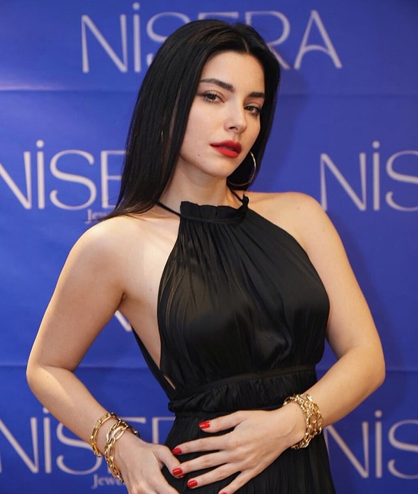 Merve Boluğur, who first made her name known to millions with her breakout role in "Acemi Cadı," reached vast audiences with the series she starred in, leaving many in awe of her beauty.